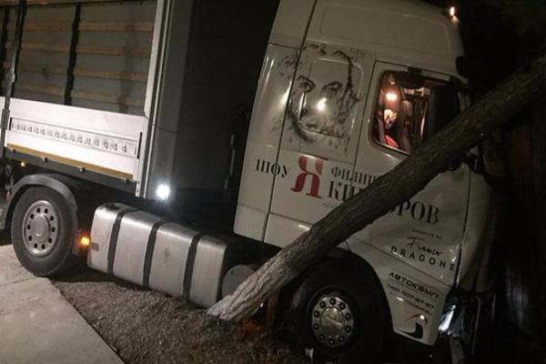 Грузовик с декорациями к шоу Филиппа Киркорова попал в аварию в Геленджике