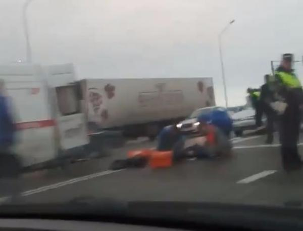На пешеходном переходе на трассе под Краснодаром легковушка сбила двух женщин