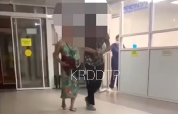 «Врачи просто ходят и смотрят»: в соцсетях показали гуляющую краснодарку с ножевым ранением по больнице