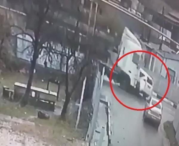 «Думала проскочить»: автоледи и пассажирка внедорожника пострадали в ДТП с тонаром на Кубани