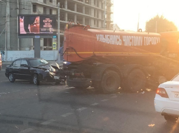 В центре Краснодара легковушка протаранила грузовик