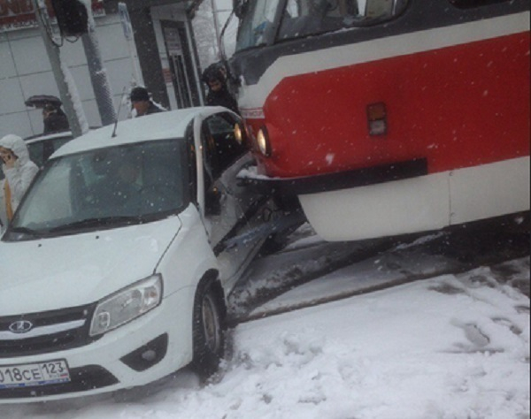Трамвай протаранил «Ладу Гранту» в Краснодаре