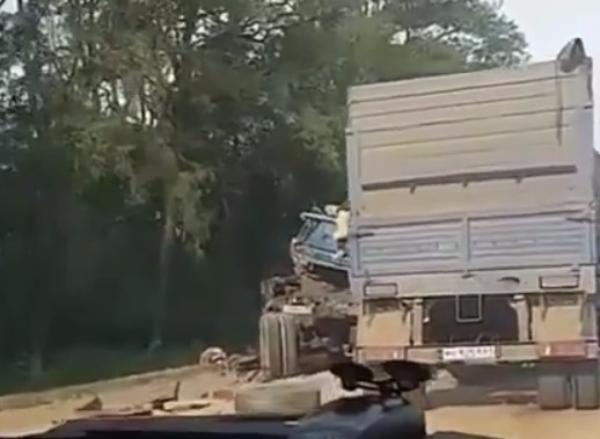 Два КамАЗа и легковой автомобиль столкнулись в страшной аварии на Кубани