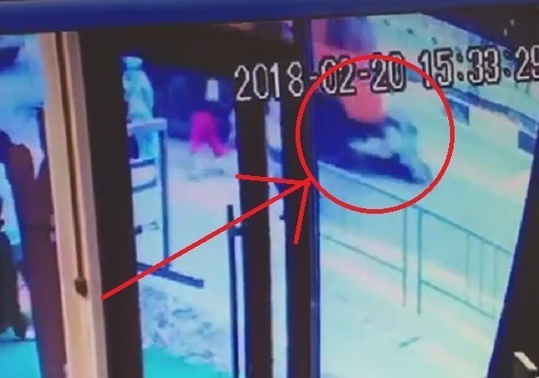Появилось видео чудовищного ДТП в Сочи: «КамАЗ» на переходе сбил женщину с ребенком