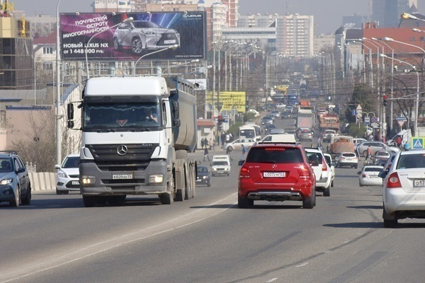 В Краснодаре Тургеневский мост закрыли для большегрузных автомобилей