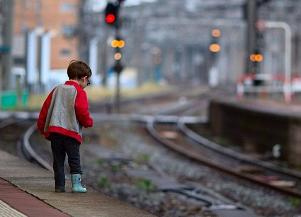 Дети устроили опасные игры на железной дороге в Сочи