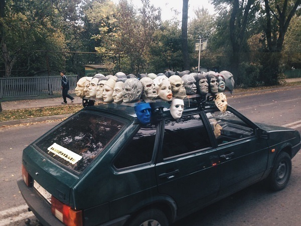 В Краснодаре водитель украсил автомобиль масками политиков и нечисти