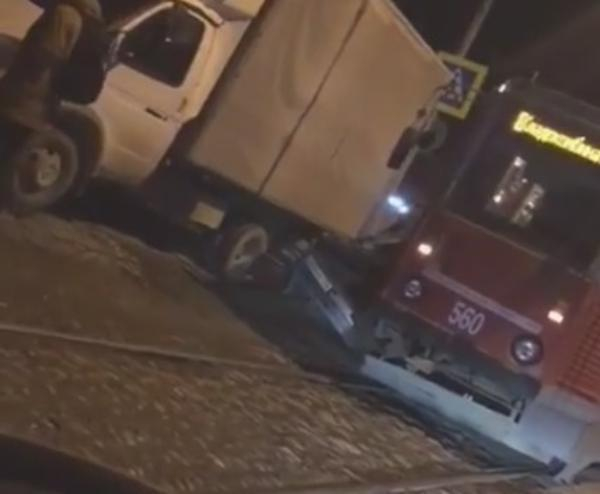В Краснодаре трамвай снес автомобиль на припаркованный у обочины фургон