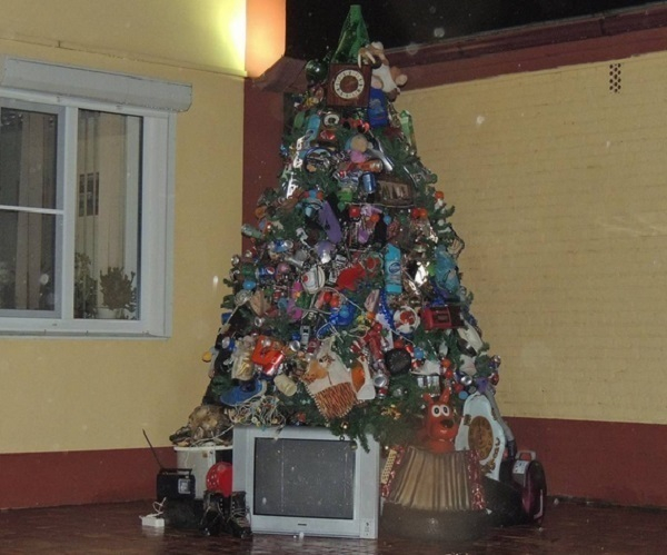В Краснодаре установили необычную елку из мусора