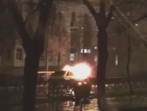 Очевидцы сняли на видео горящий в Краснодаре отечественный автомобиль
