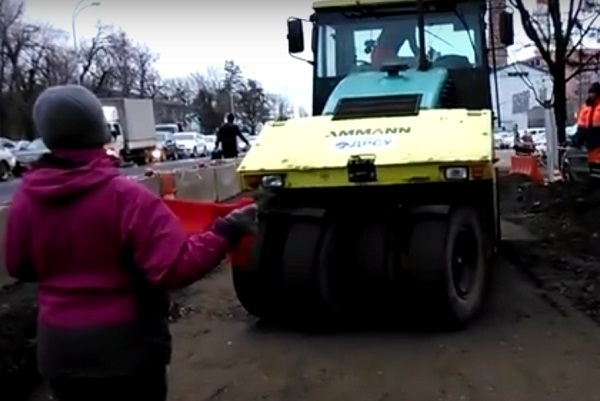 На Ростовском шоссе пенсионеры загородили проезд дорожной технике
