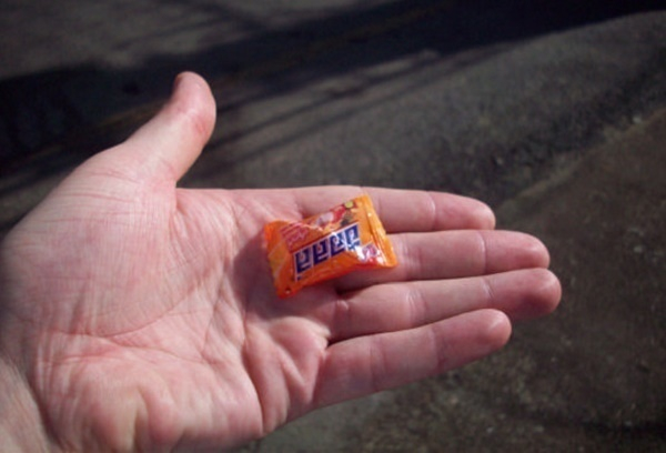 В Краснодаре кондуктор раздает пассажирам конфеты