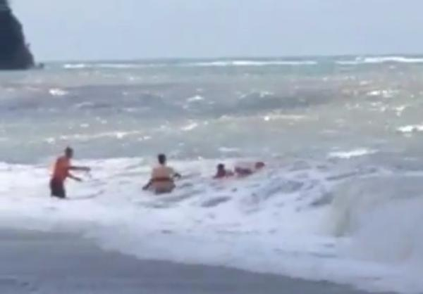 Тело вытащенного из моря утопленника пролежало три часа на пляже в Новомихайловском
