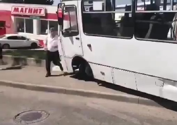 Катящийся автобус с пассажирами в Сочи спасла девушка