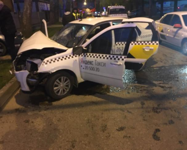 «Яндекс.Такси» протаранило авто и столб в Краснодаре, пострадали двое