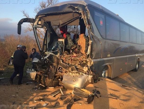 «Неоплан» из Кисловодска в Сочи врезался в «КамАЗ»: погиб водитель автобуса