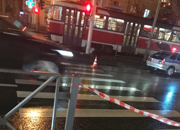 Появилось фото с места гибели мужчины под трамваем в Краснодаре
