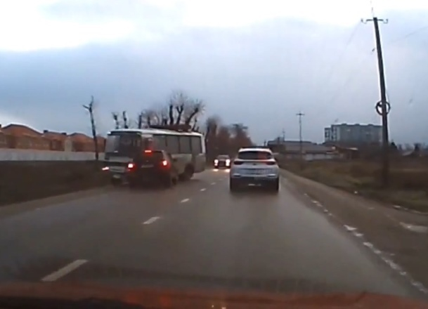 Опубликованы кадры жесткой аварии с автобусом в Краснодаре