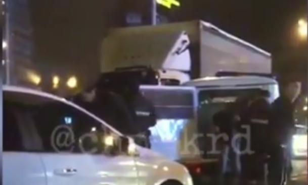 Патрульный автомобиль с задержанным не поделил дорогу с грузовиком в Краснодаре