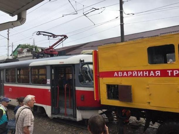 В центре Краснодара трамвай сошел с рельсов