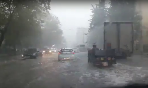 После сильного дождя улицы Сочи превратились в реки