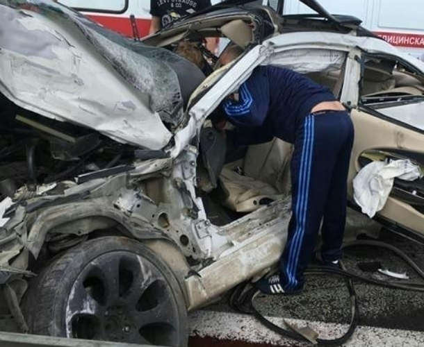 Женщину-водителя зажало в искореженной машине под Краснодаром
