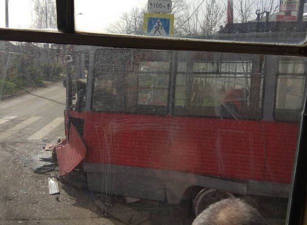 Грузовик в Краснодаре протаранил трамвай