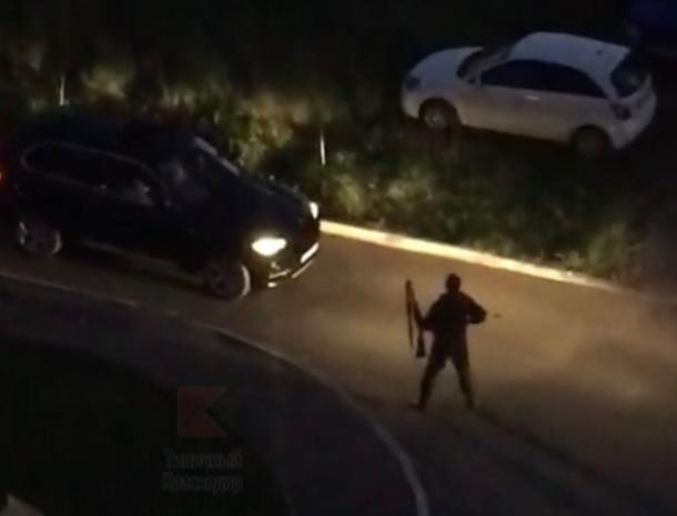 Мужчина с ружьем угрожал водителю иномарки во дворе многоэтажки в Краснодаре