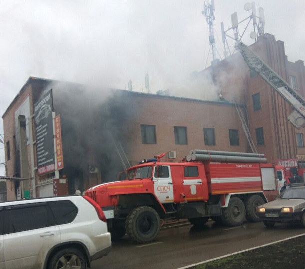 В Краснодаре утром вспыхнуло офисное здание