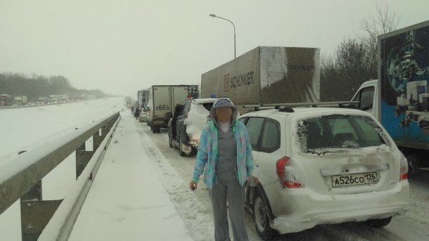 Снежная блокада: дороги Кубани перекрыты, машины застревают, образовались многокилометровые пробки