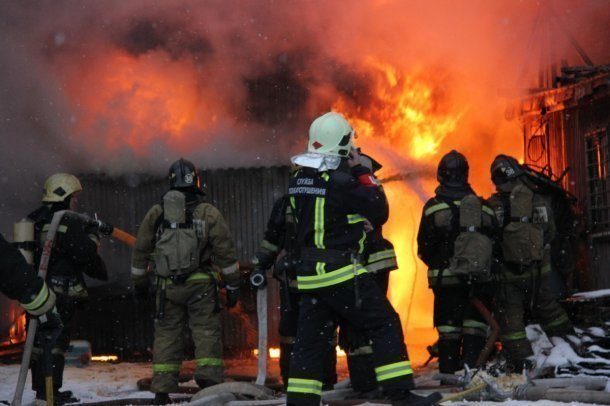 В Сочи загорелось нежилое здание