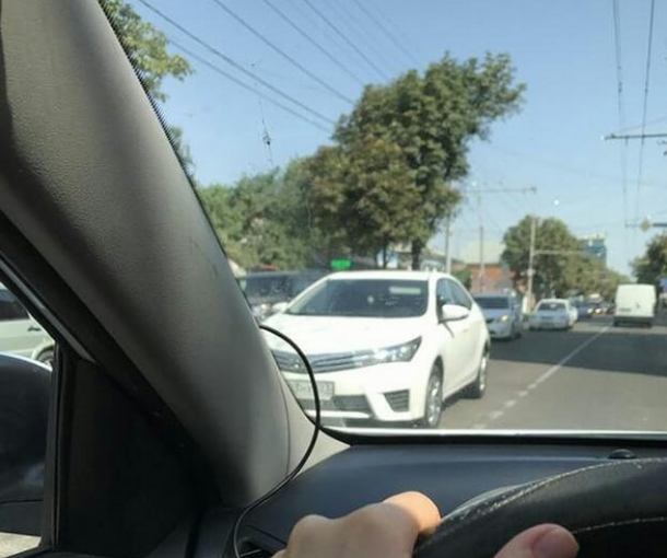 Водитель иномарки в Краснодаре оставил авто в левой полосе и просто ушел