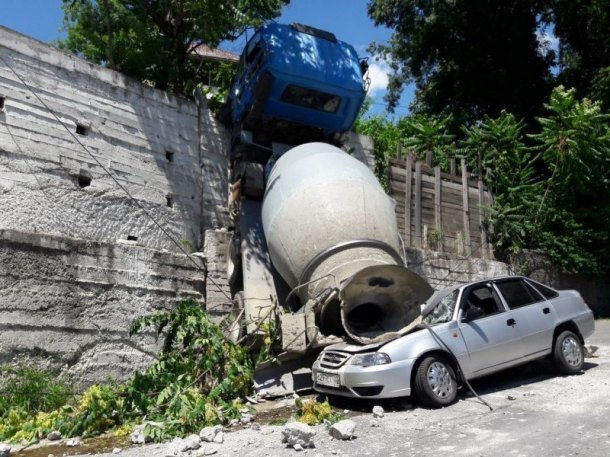 Бетономешалка рухнула со стены на «легковушку» в Сочи
