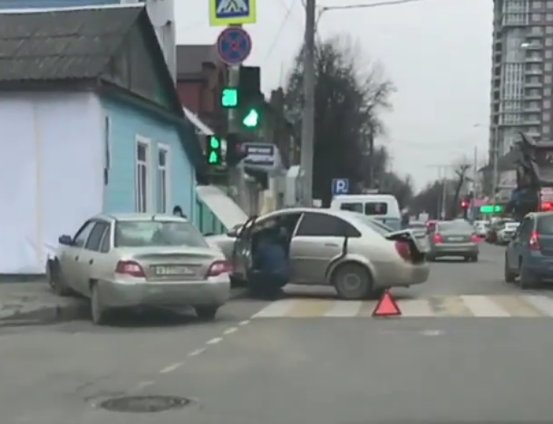 «Я бы съехал»: Машины снова протаранили дом в Краснодаре