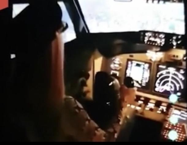 СМИ: в Краснодаре пилот посадил за штурвал пассажирского самолета свою дочь