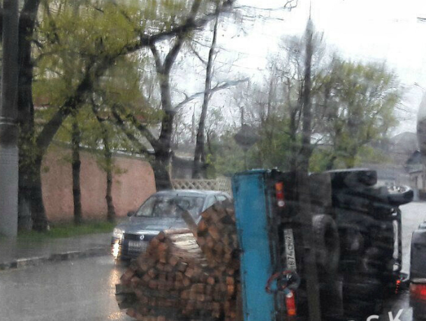 Наполненный бревнами грузовик перевернулся во время движения в Новороссийске
