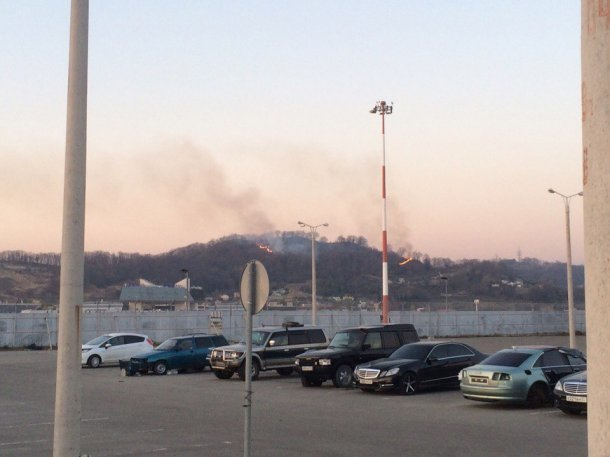 В Сочи рядом с аэропортом загорелся лес