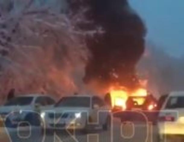 Лед и пламень на дороге Кубани: морозным утром ярко вспыхнула машина