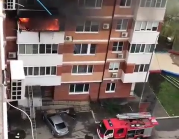 В краснодарской многоэтажке вспыхнула квартира, жителей эвакуировали