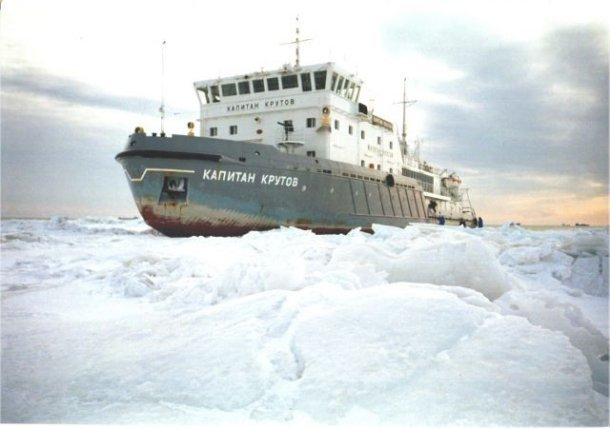 В порту Ейска ледокол проложил путь для 300 судов