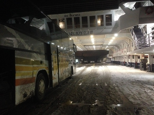 Из-за гололеда автобус, направляющийся в Краснодар, попал в ДТП на «засыпанной песком» дороге