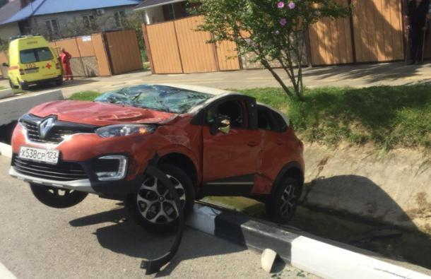 Infiniti снесла в кювет Renault в Адлерском районе