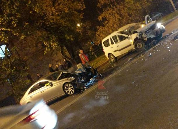 В Краснодаре в ДТП с тремя автомобилями пострадал мужчина