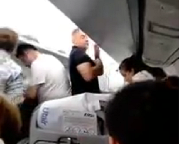 Пассажиров рейса Сочи-Краснодар сняли с борта самолета из-за утечки топлива