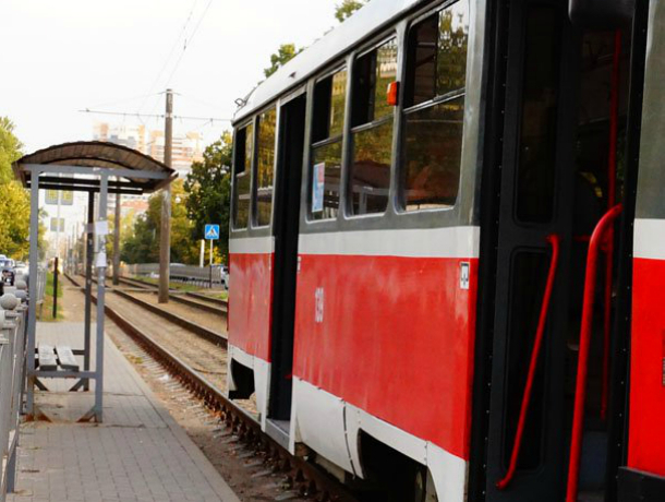 На трамвайной остановке в Краснодаре внезапно умерла женщина