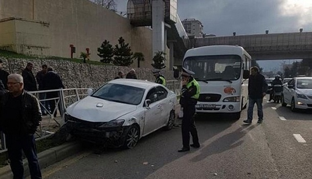 Водитель маршрутки в Сочи попал под колеса Lexus
