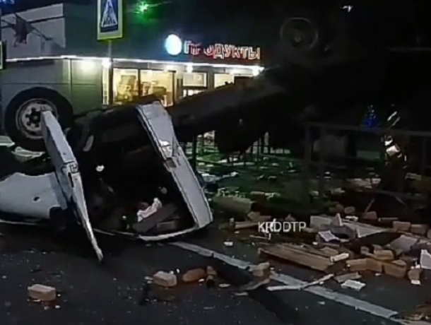 Смертельное ДТП с участием «Мерседеса» и грузовика сняли на видео в Сочи