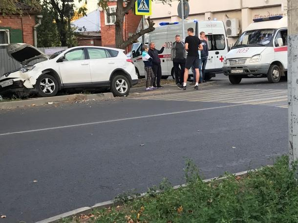 После столкновения с «крузаком» Toyota влетела в дерево в Краснодаре