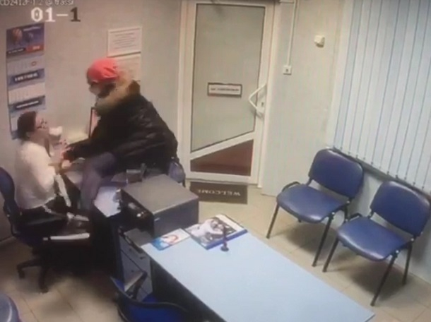 Жительница Краснодара с ножом и в медицинской маске грабила офисы микрозаймов