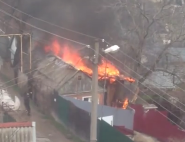 Соседи не бежали с ведрами тушить: Частный дом загорелся в Краснодаре